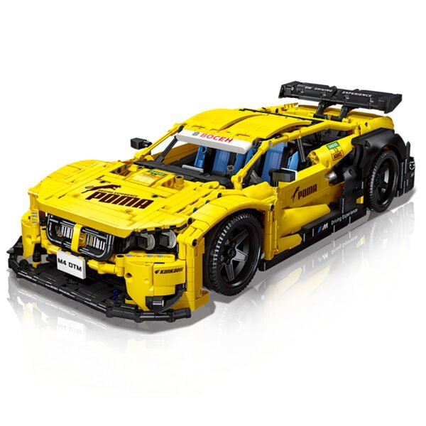 Конструктор-спортивный автомобиль M4 DTM, состоящий из 2620 строительных элементов, подходит для людей старше 8 лет.